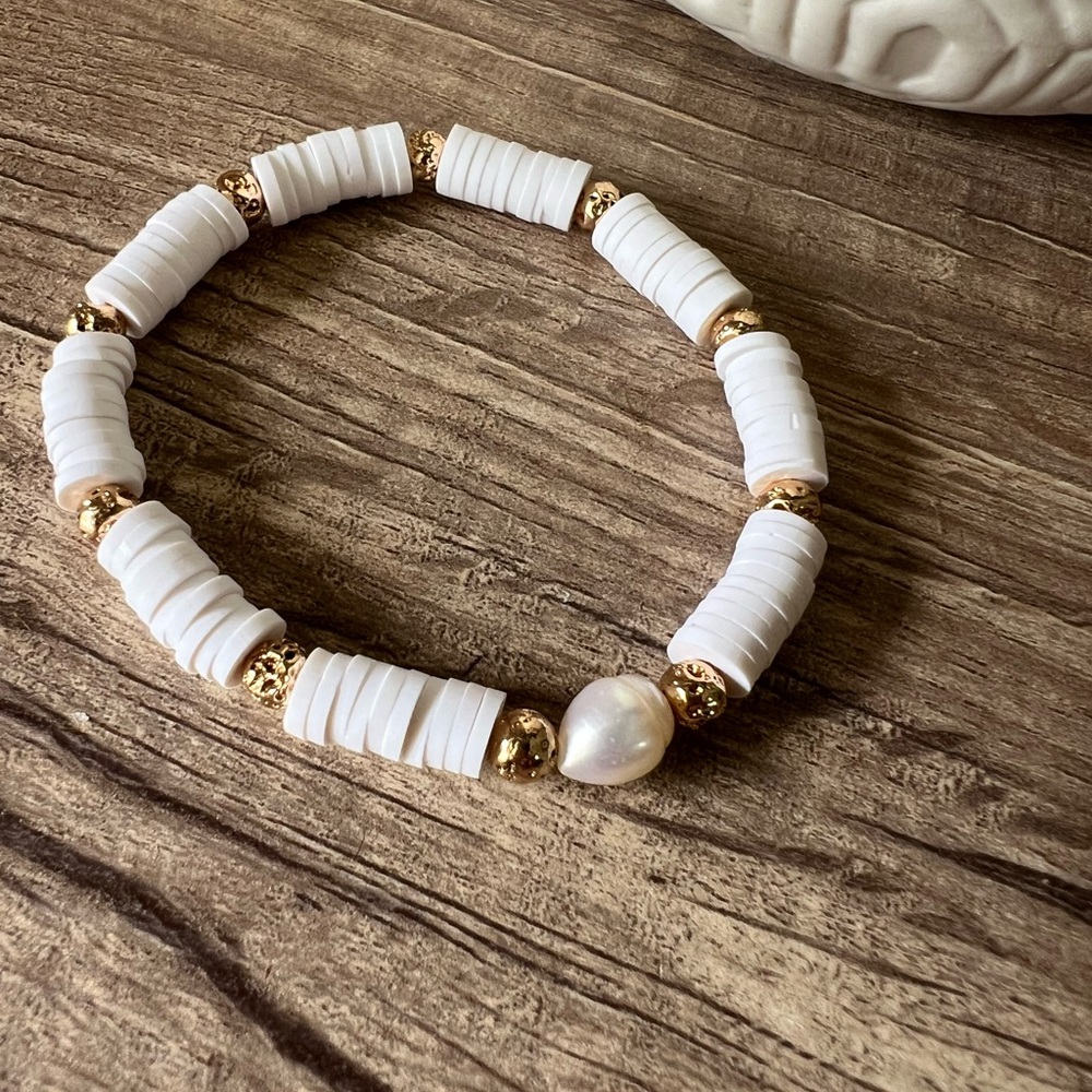 Chic White and Gold Beaded Bracelet